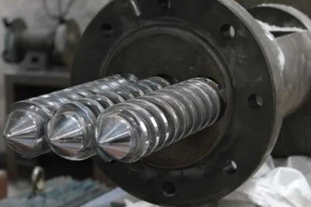 擠出機(jī)機(jī)筒螺桿裂斷的原因是什么?